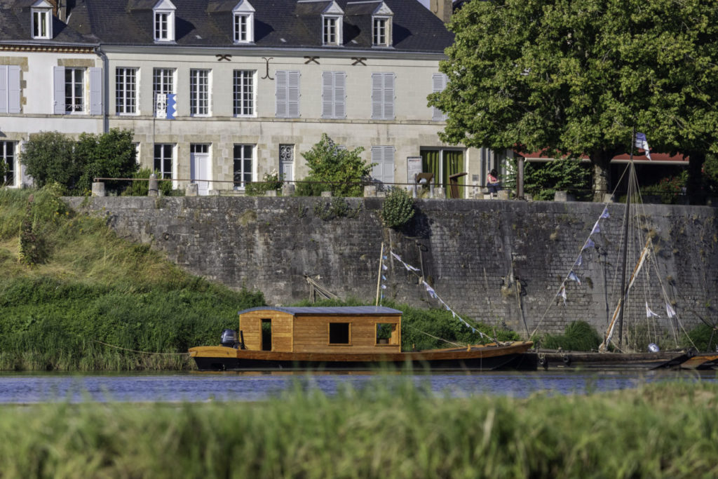 Toue cabanée à Combleux, sur l'embarcadère