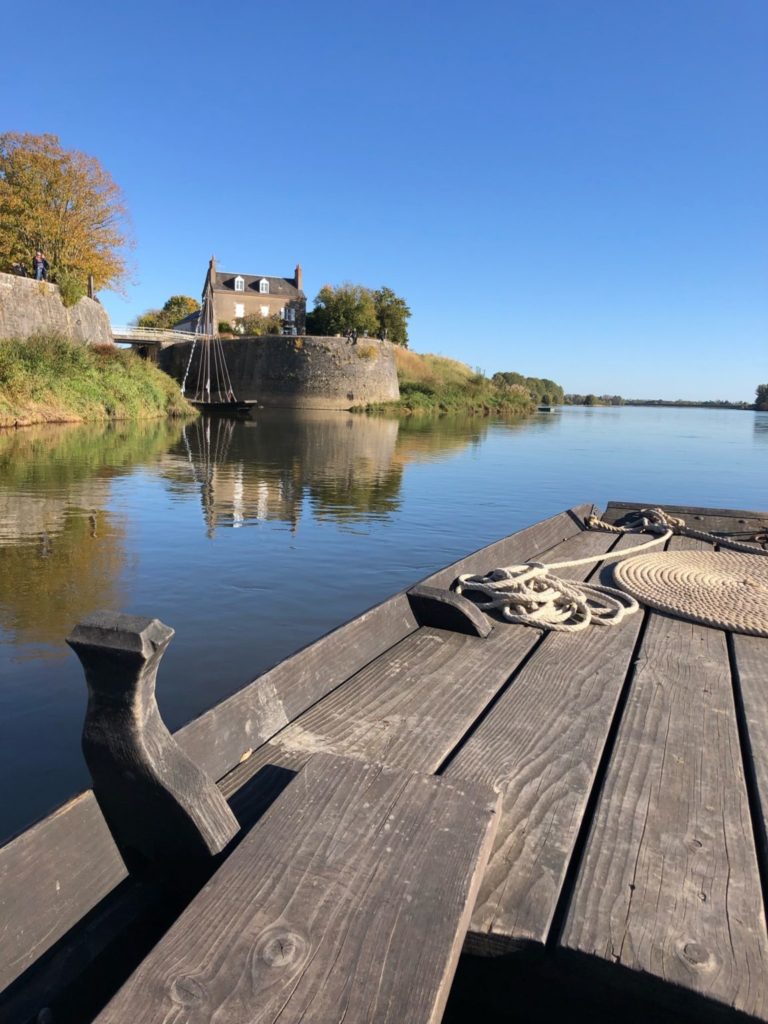 Toue cabanée sur la Loire à Combleux
